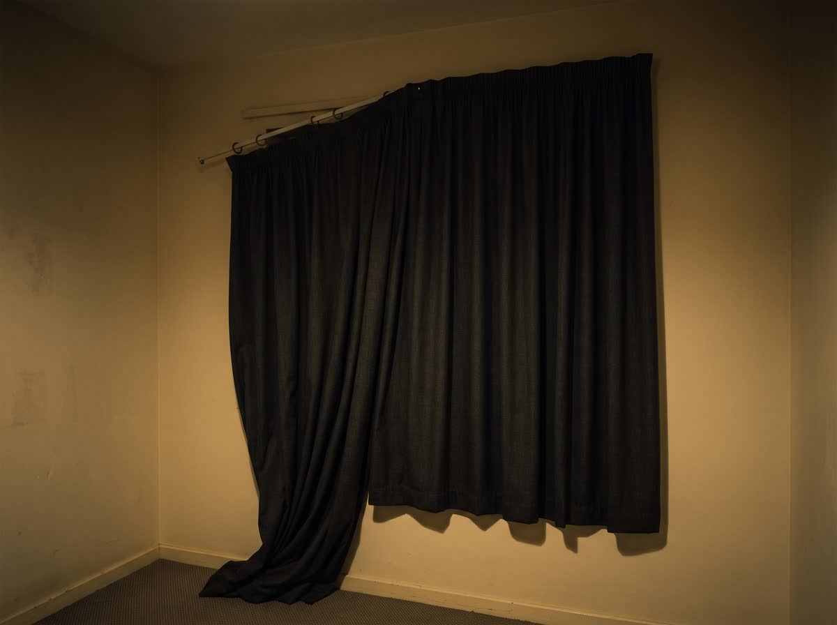 Habitación 225 antes de la orden: luz amarilla por debajo del estándar y cortina descolgada